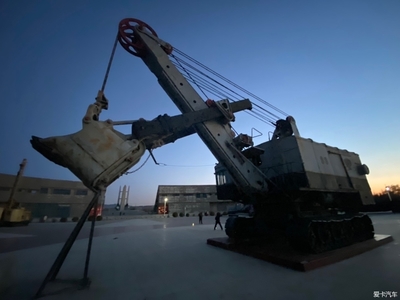 夕陽余暉下的阜新 一座工業城市的記憶與礦山、建筑設備零部件的回響